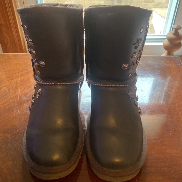 - 🦊Ugg NWOT Big Kids leather studded boots. EUC. All studs in place. 👏 - Picture 4 of 16